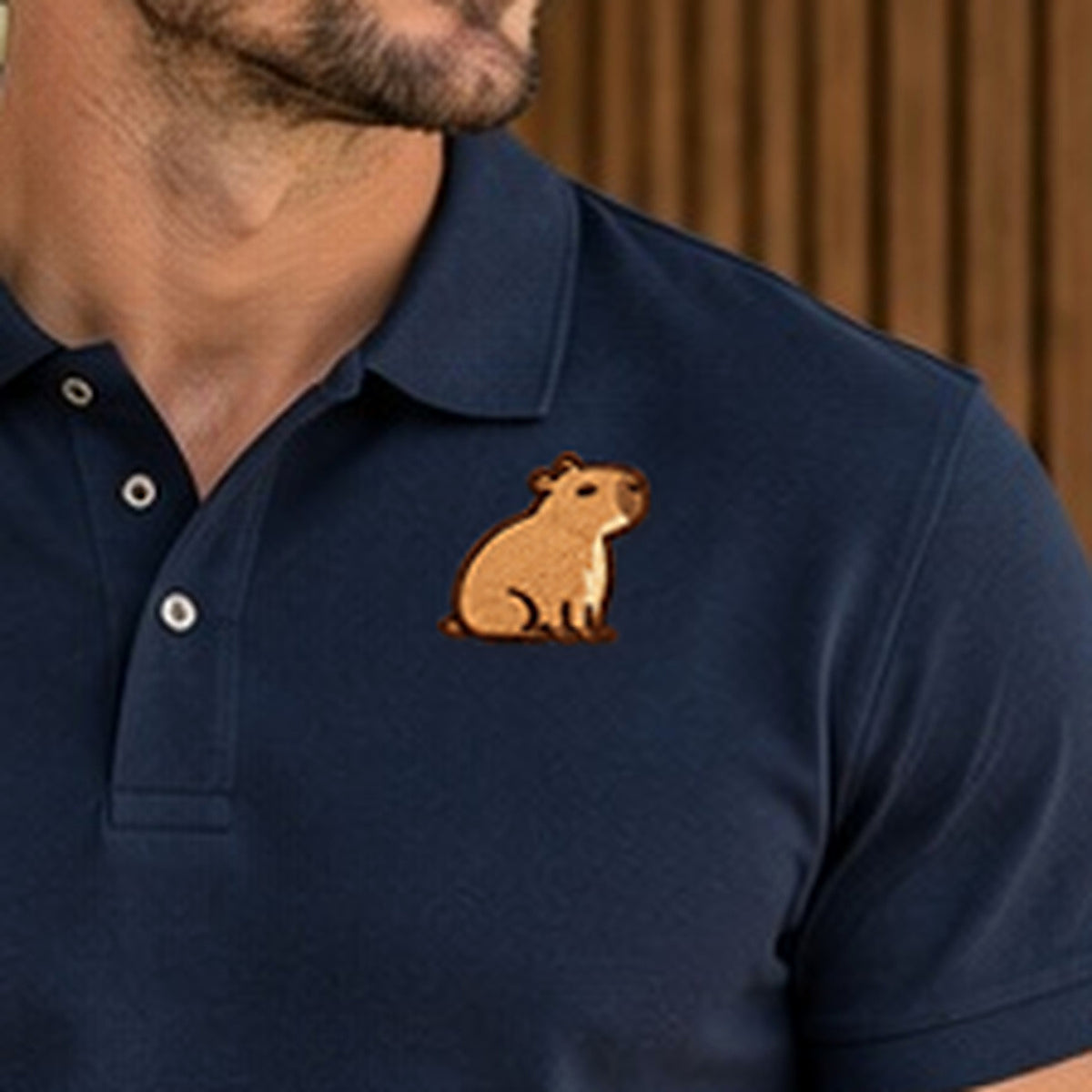 Detailansicht der Stickerei: Mellowbara_classic – Poloshirt mit kleiner Stickerei, nachgeschärft