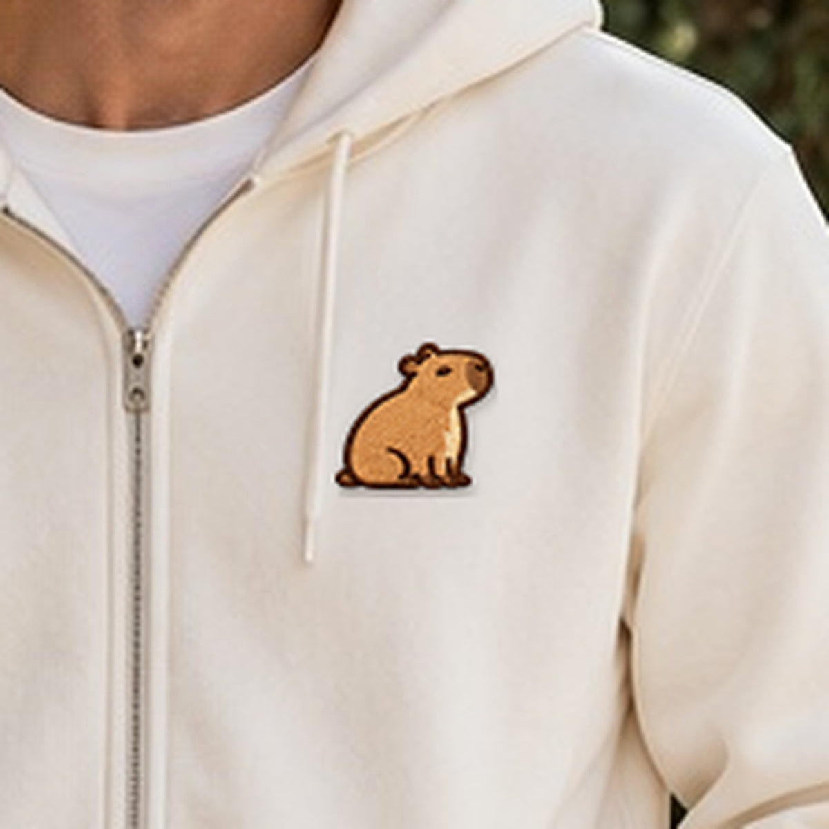 Detailansicht der Stickerei: Mellowbara_classic – Sweatjacke mit kleiner Stickerei, nachgeschärft