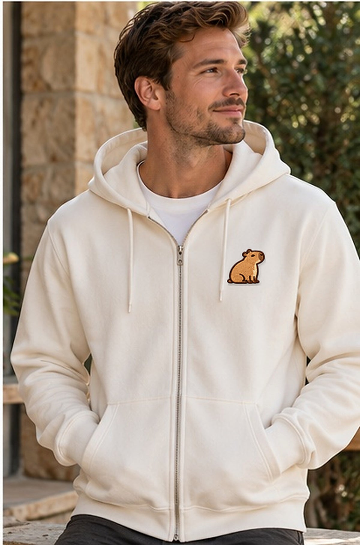 Lifestyle-Foto: Mellowbara_classic – Sweatjacke mit kleiner Stickerei getragen, nachgeschärfte Produktaufnahme
