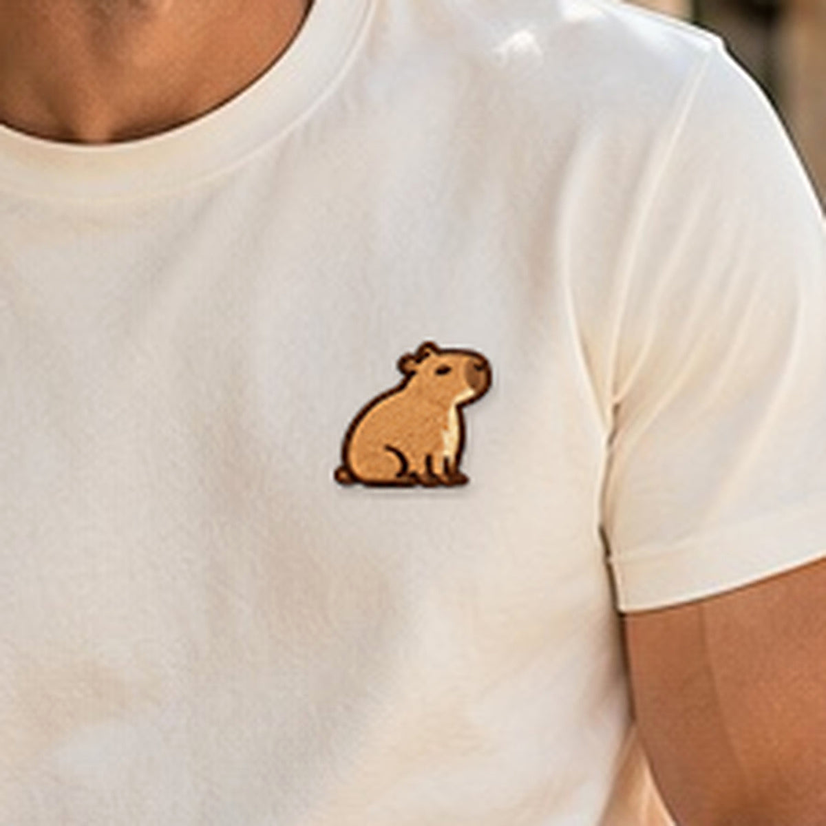 Detailansicht der Stickerei: Mellowbara_classic – Herren-T-Shirt mit kleiner Stickerei, nachgeschärft