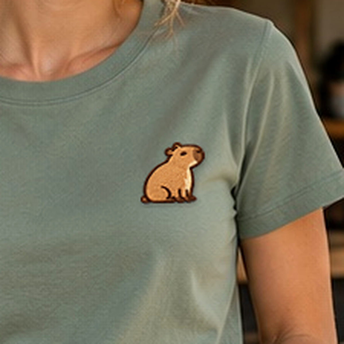 Detailansicht der Stickerei: Mellowbara_classic – Damen-T-Shirt mit kleiner Stickerei, nachgeschärft
