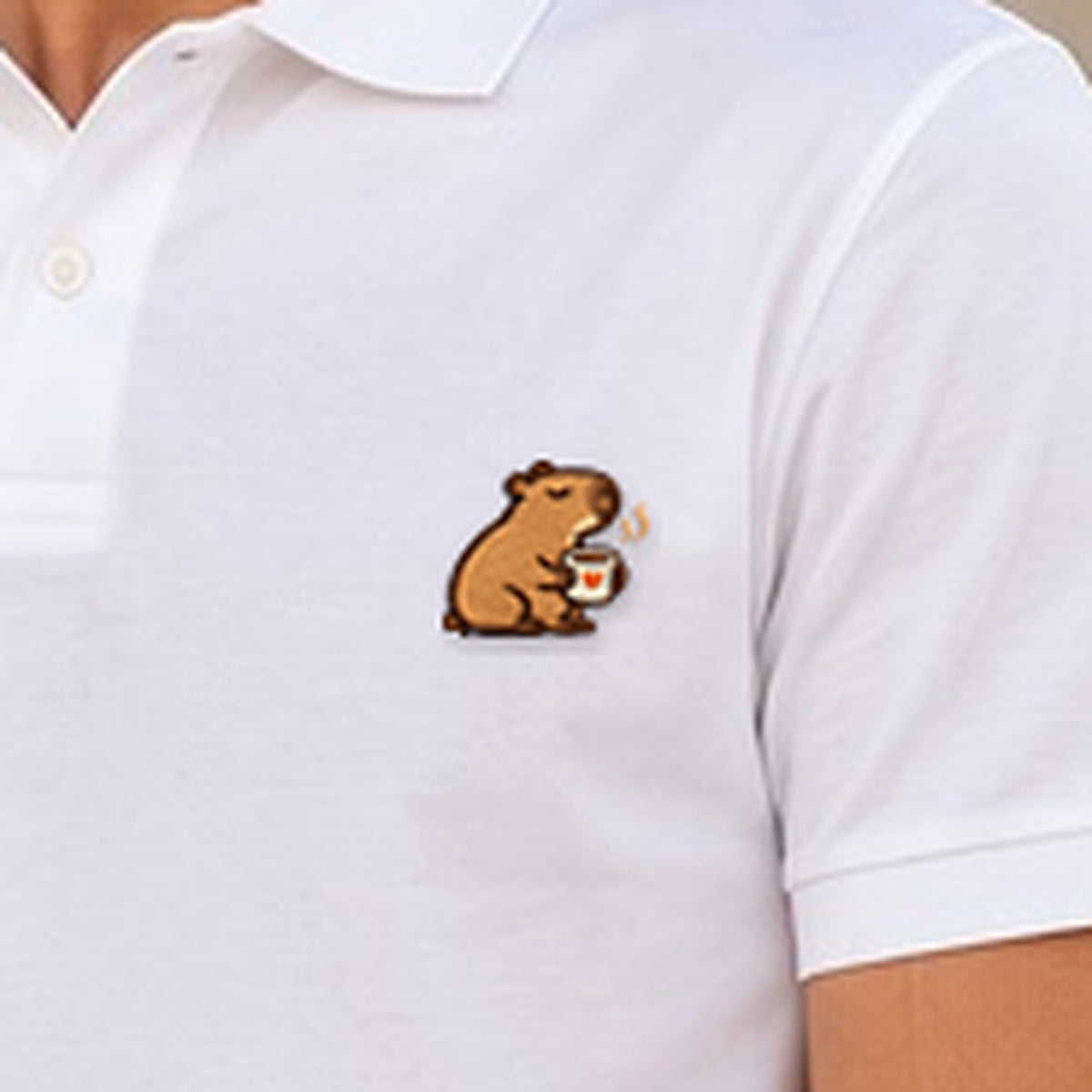 Detailansicht der Stickerei: Mellowbara_mit_kaffee – Poloshirt mit kleiner Stickerei, nachgeschärft