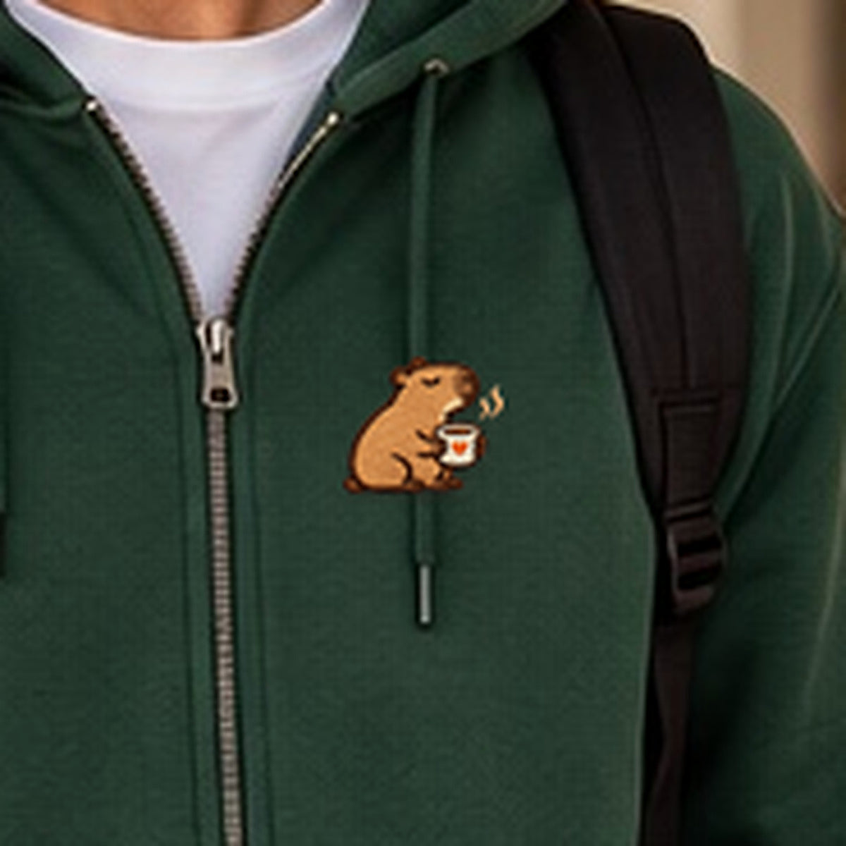 Detailansicht der Stickerei: Mellowbara_mit_kaffee – Sweatjacke mit kleiner Stickerei, nachgeschärft