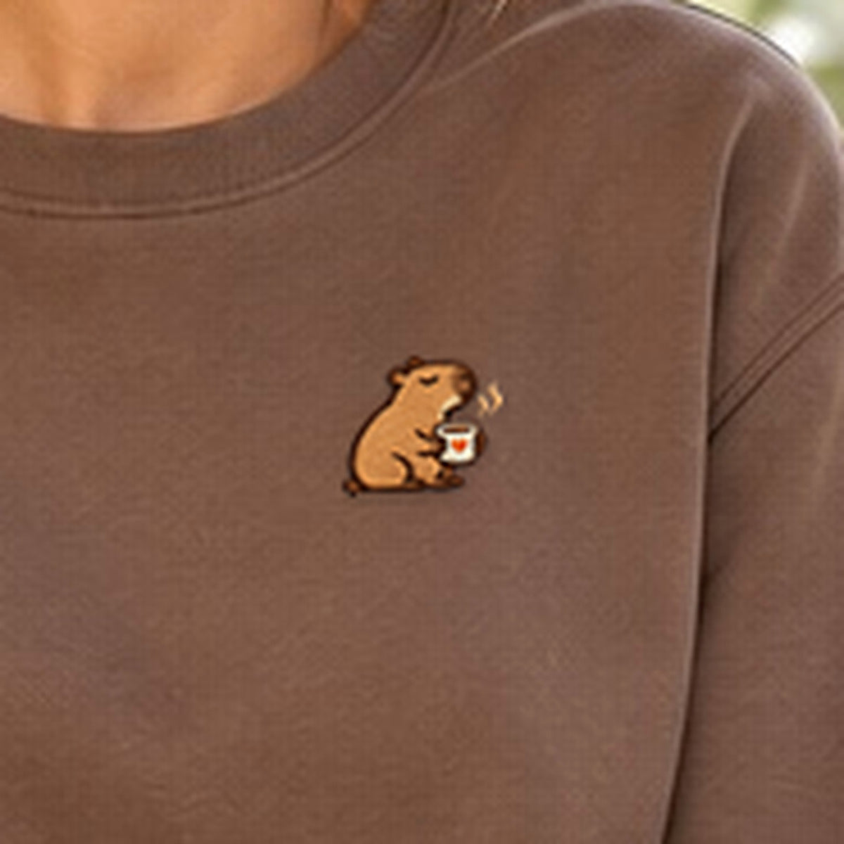 Detailansicht der Stickerei: Mellowbara_mit_kaffee – Sweatshirt mit kleiner Stickerei, nachgeschärft