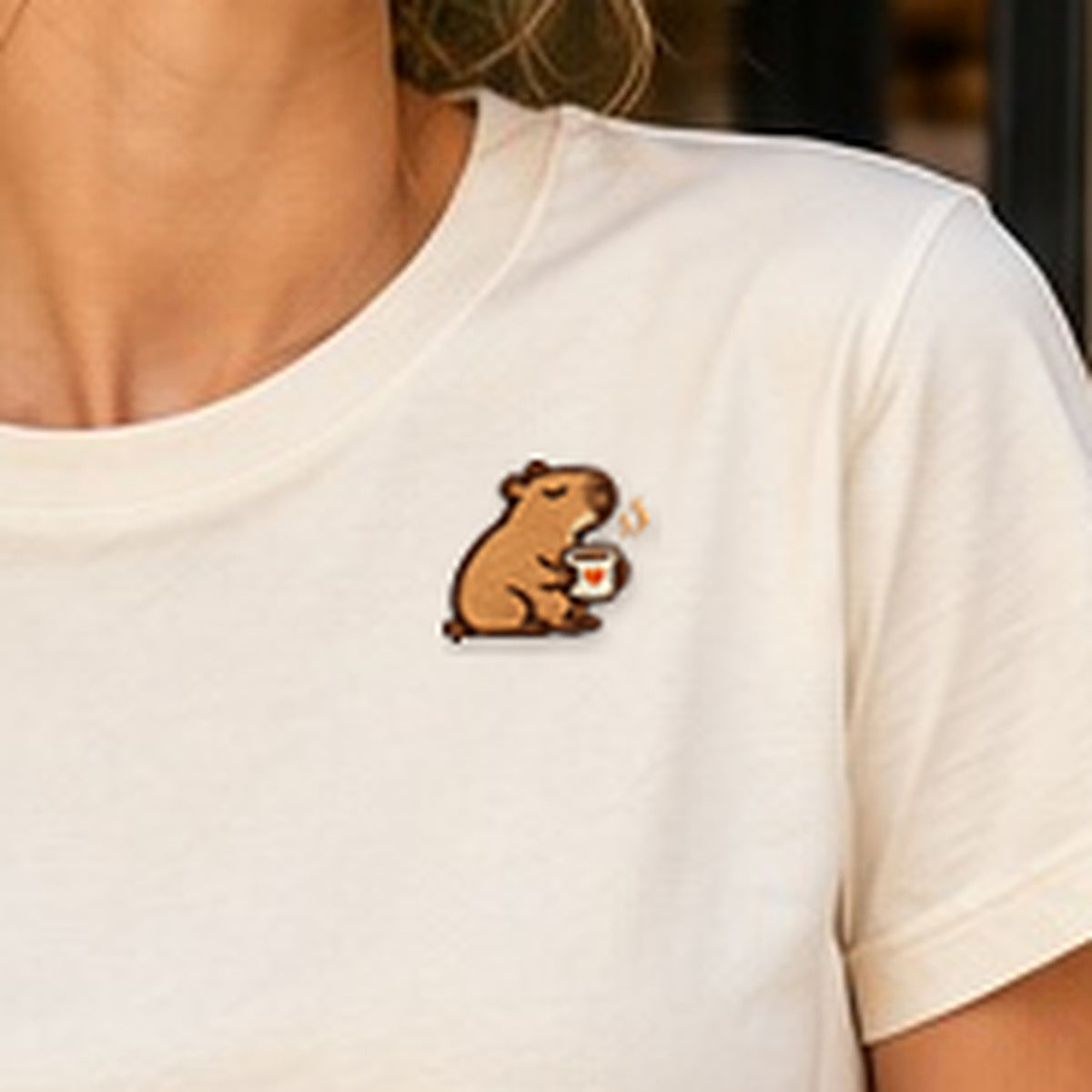 Detailansicht der Stickerei: Mellowbara_mit_kaffee – Damen-T-Shirt mit kleiner Stickerei, nachgeschärft