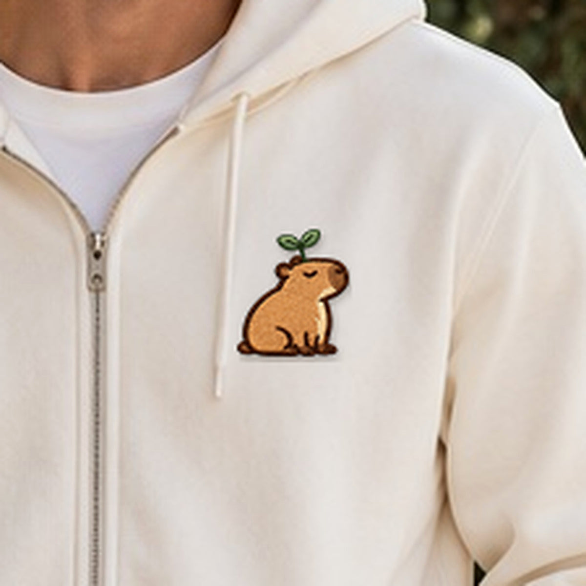 Detailansicht der Stickerei: Mellowbara_mit_pflaenzchen – Sweatjacke mit kleiner Stickerei, nachgeschärft