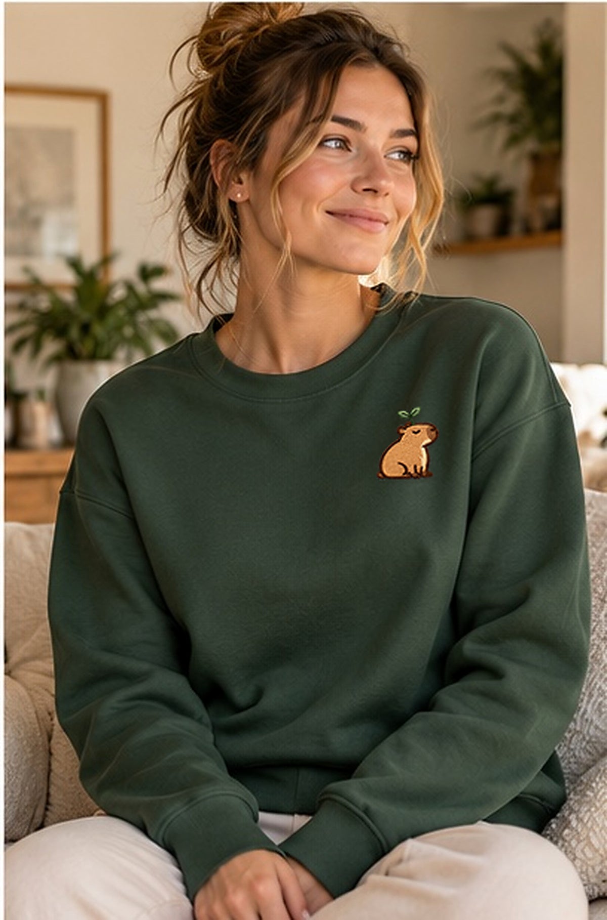 Lifestyle-Foto: Mellowbara_mit_pflaenzchen – Sweatshirt mit kleiner Stickerei getragen, nachgeschärfte Produktaufnahme