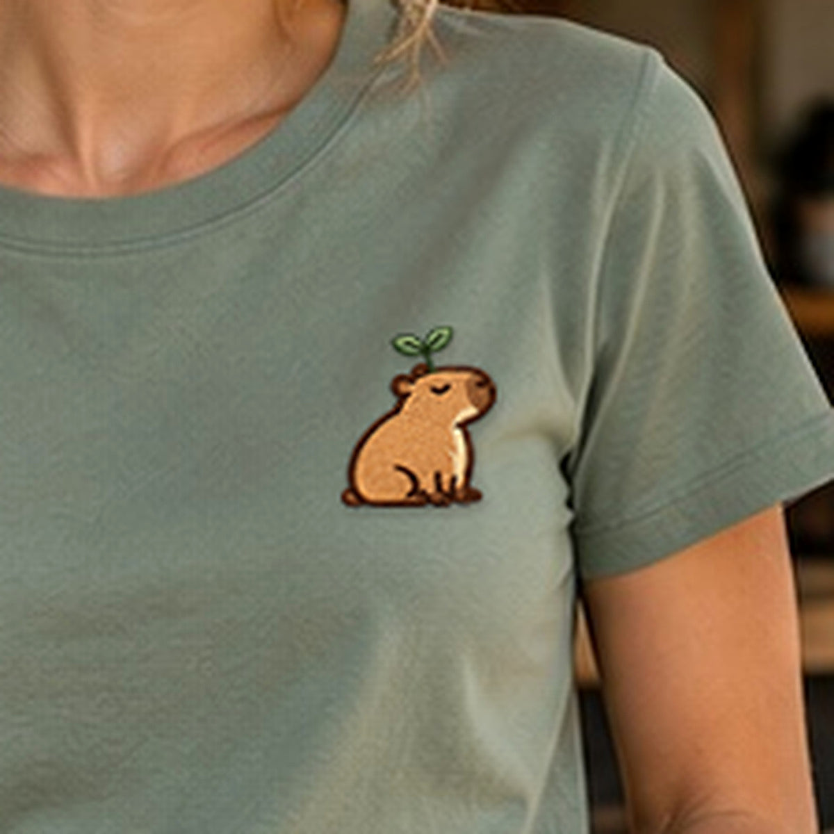 Detailansicht der Stickerei: Mellowbara_mit_pflaenzchen – Damen-T-Shirt mit kleiner Stickerei, nachgeschärft