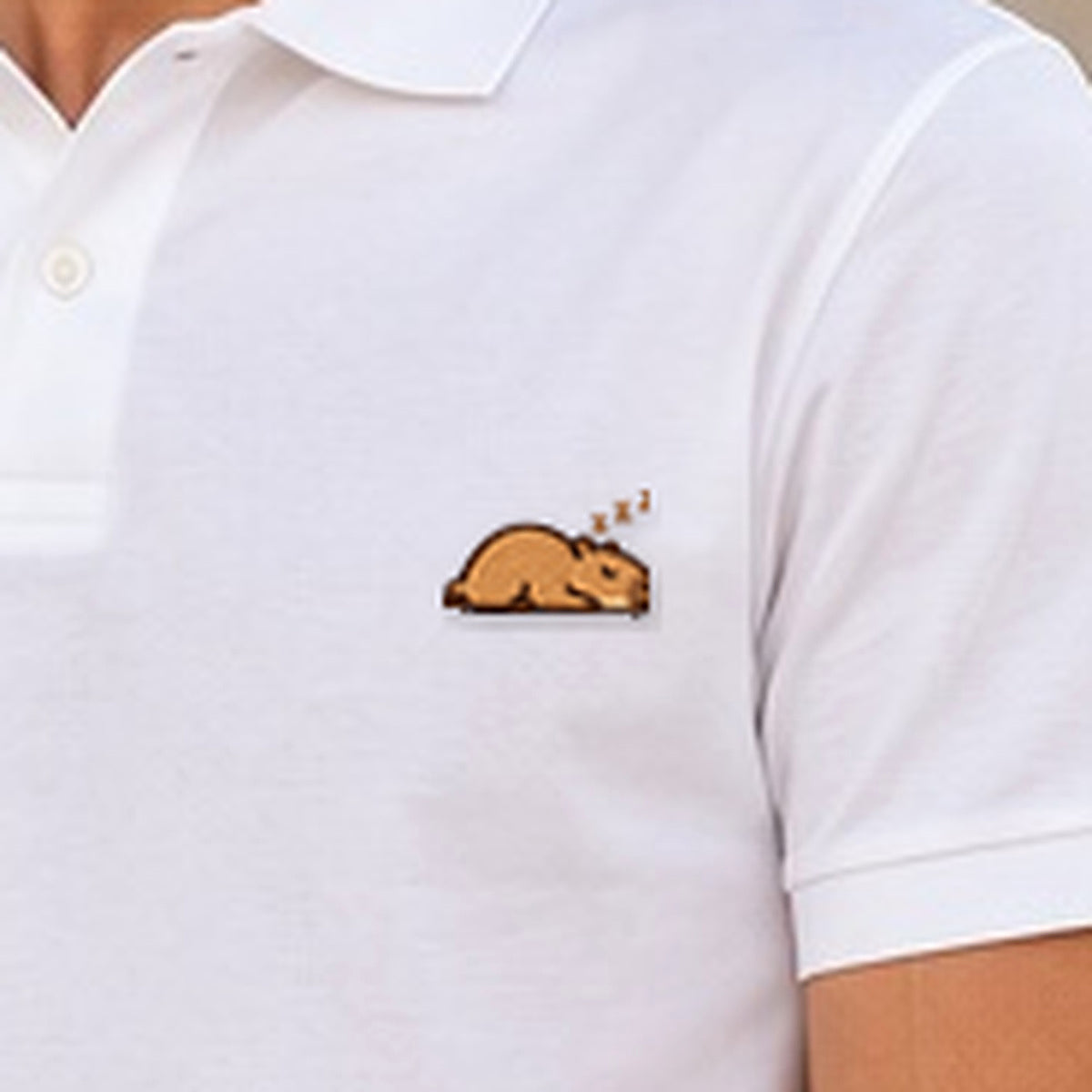 Detailansicht der Stickerei: Mellowbara_schlafend – Poloshirt mit kleiner Stickerei, nachgeschärft