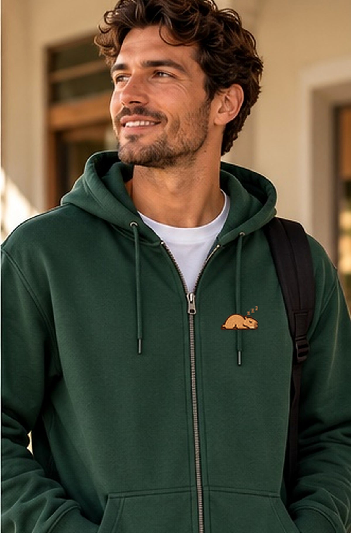 Lifestyle-Foto: Mellowbara_schlafend – Sweatjacke mit kleiner Stickerei getragen, nachgeschärfte Produktaufnahme
