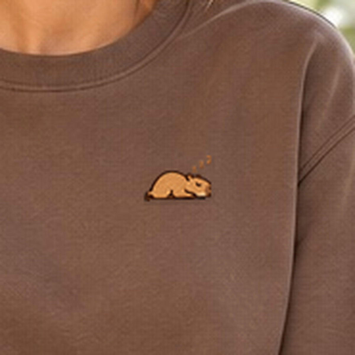 Detailansicht der Stickerei: Mellowbara_schlafend – Sweatshirt mit kleiner Stickerei, nachgeschärft