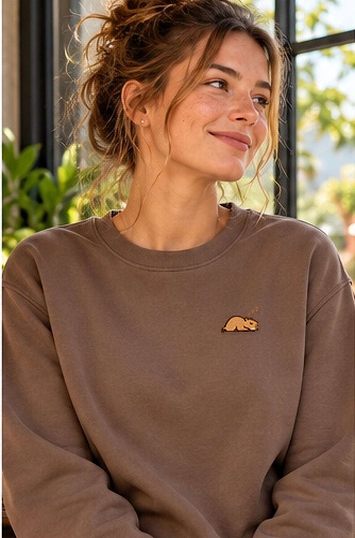 Lifestyle-Foto: Mellowbara_schlafend – Sweatshirt mit kleiner Stickerei getragen, nachgeschärfte Produktaufnahme
