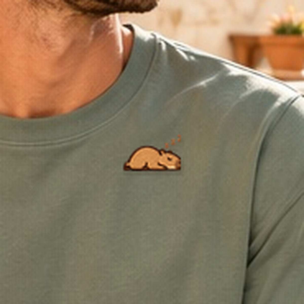Detailansicht der Stickerei: Mellowbara_schlafend – Herren-T-Shirt mit kleiner Stickerei, nachgeschärft