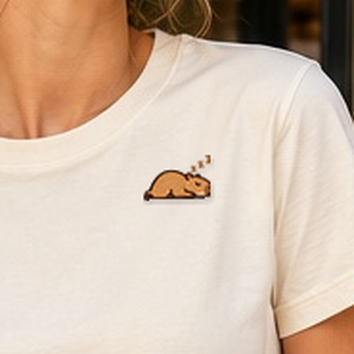 Detailansicht der Stickerei: Mellowbara_schlafend – Damen-T-Shirt mit kleiner Stickerei, nachgeschärft