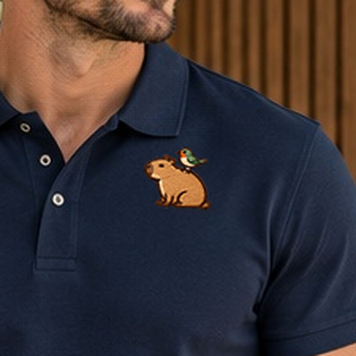 Detailansicht der Stickerei: Mellowbara_mit_Vogel – Poloshirt mit kleiner Stickerei, nachgeschärft