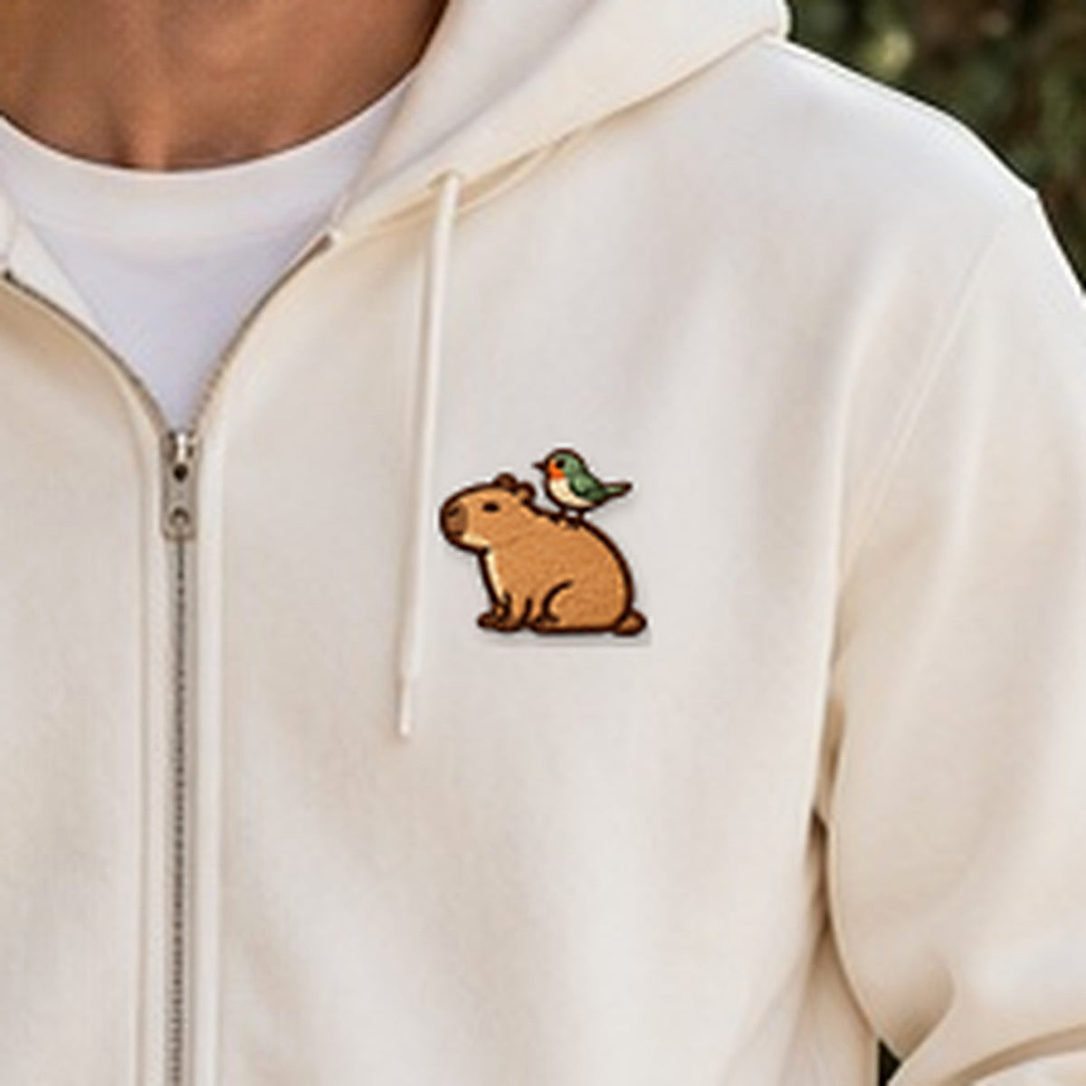 Detailansicht der Stickerei: Mellowbara_mit_Vogel – Sweatjacke mit kleiner Stickerei, nachgeschärft