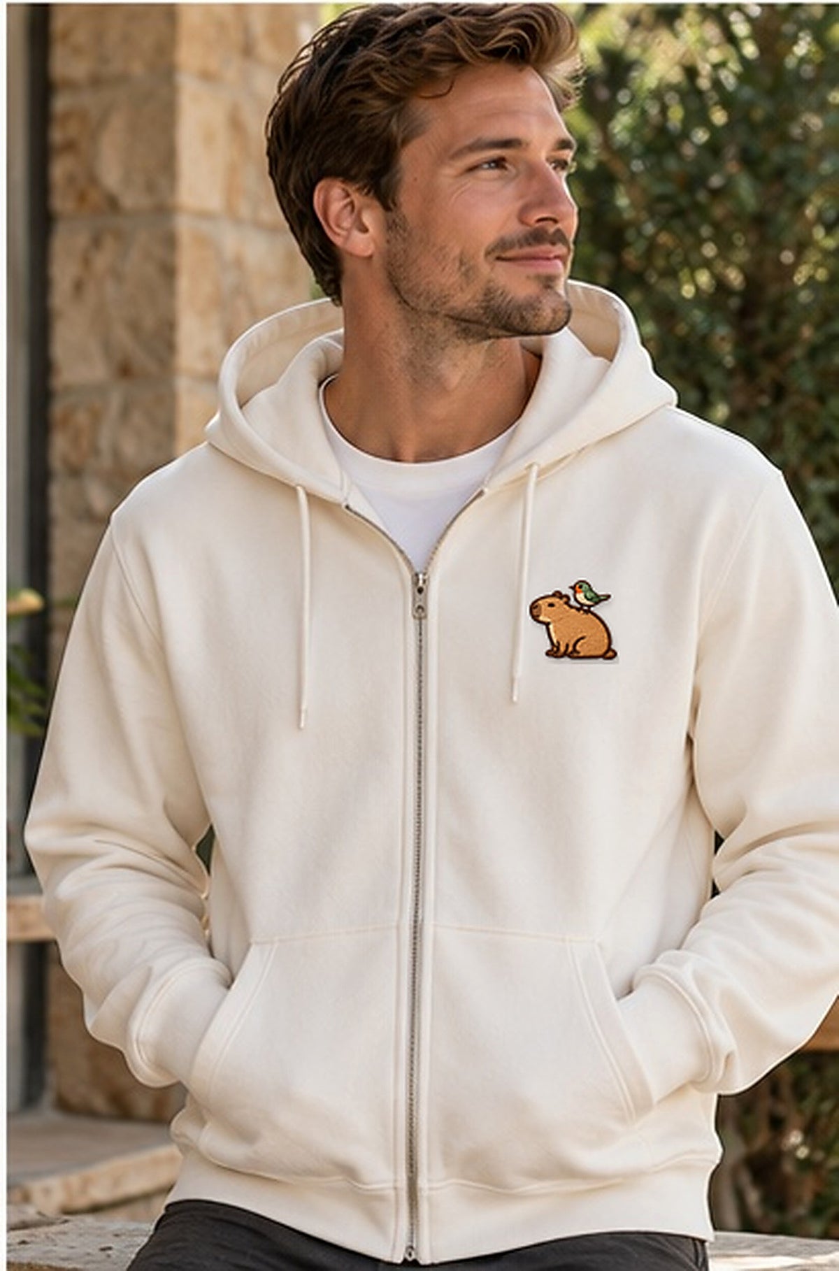 Lifestyle-Foto: Mellowbara_mit_Vogel – Sweatjacke mit kleiner Stickerei getragen, nachgeschärfte Produktaufnahme