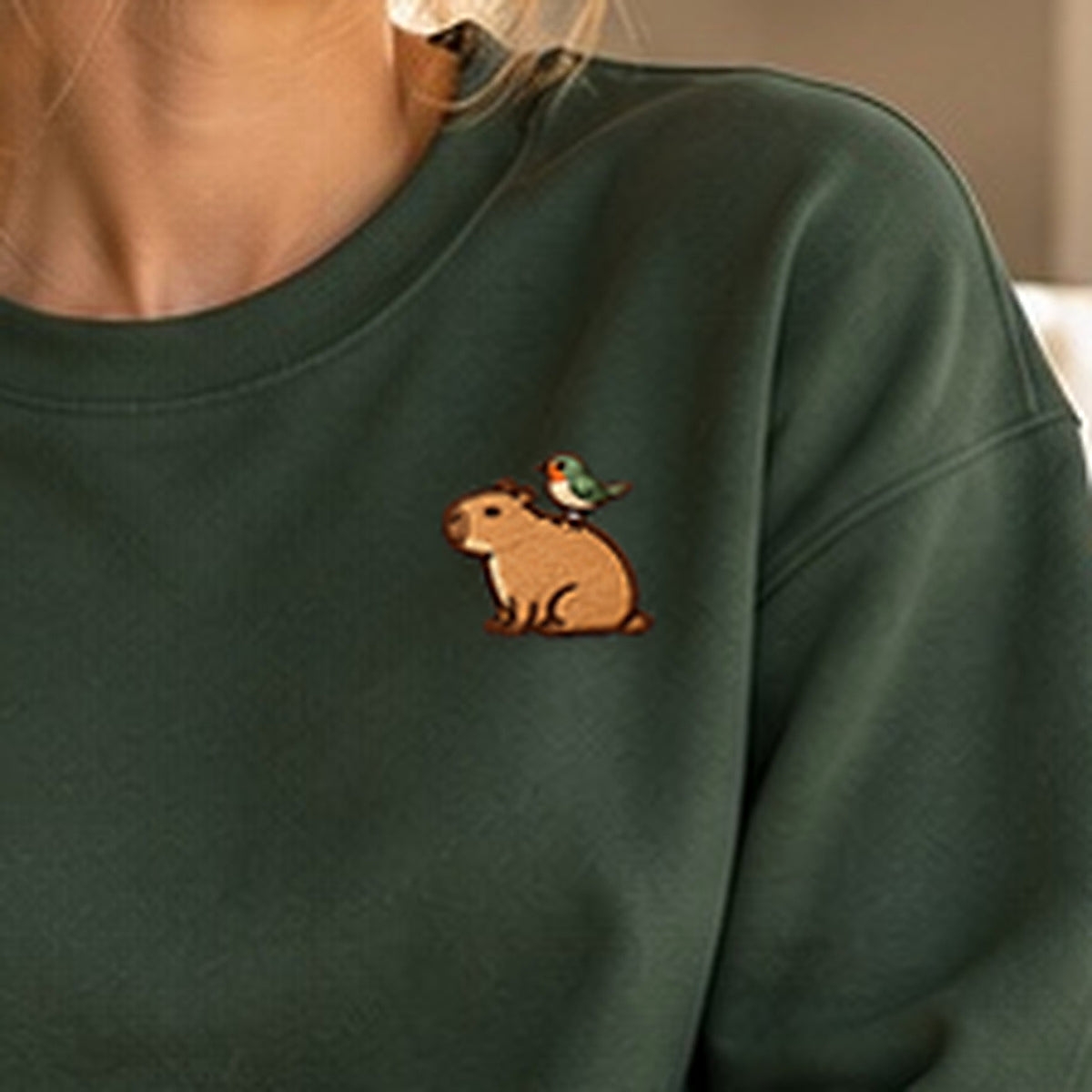Detailansicht der Stickerei: Mellowbara_mit_Vogel – Sweatshirt mit kleiner Stickerei, nachgeschärft