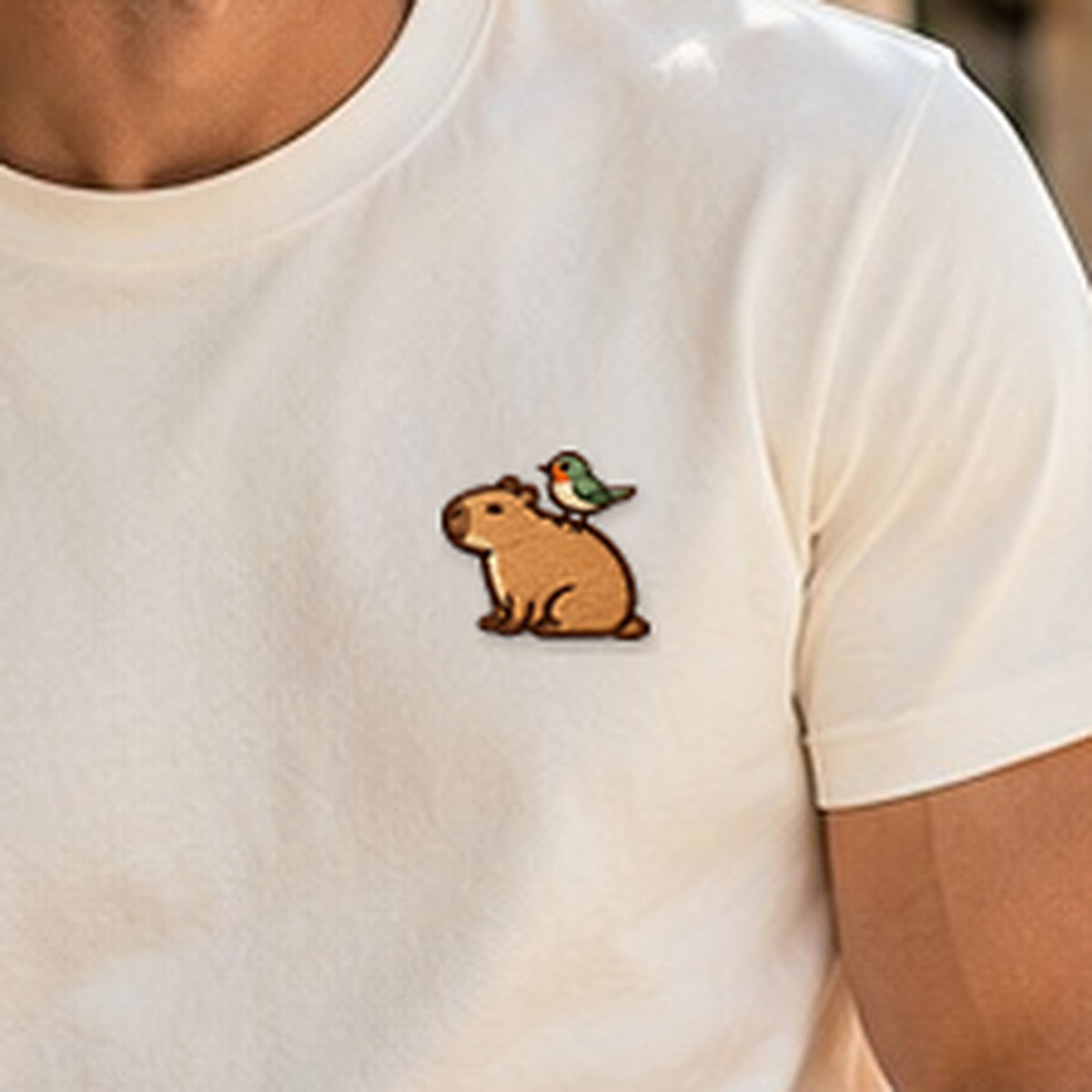 Detailansicht der Stickerei: Mellowbara_mit_Vogel – Herren-T-Shirt mit kleiner Stickerei, nachgeschärft