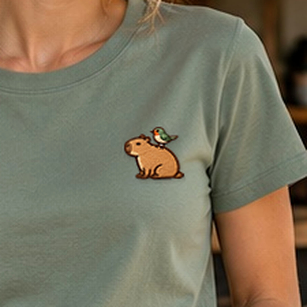 Detailansicht der Stickerei: Mellowbara_mit_Vogel – Damen-T-Shirt mit kleiner Stickerei, nachgeschärft
