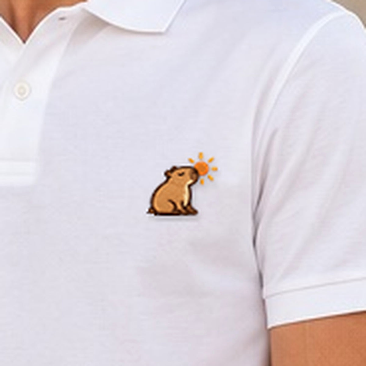 Detailansicht der Stickerei: Sunny_Mellowbara – Poloshirt mit kleiner Stickerei, nachgeschärft