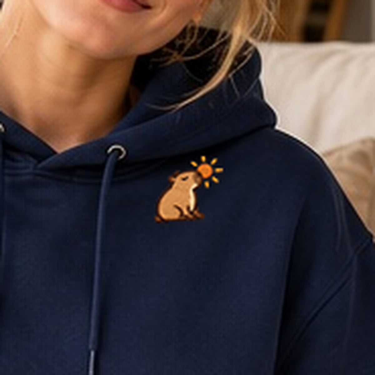 Detailansicht der Stickerei: Sunny_Mellowbara – Kapuzenpullover mit kleiner Stickerei, nachgeschärft