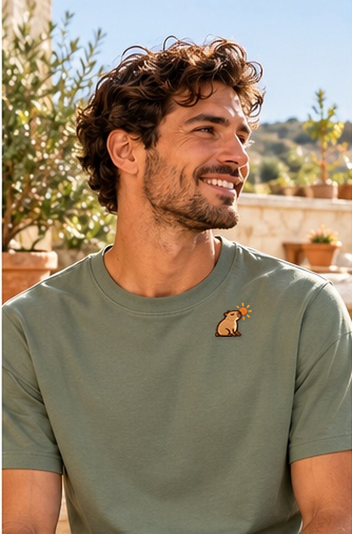 Lifestyle-Foto: Sunny_Mellowbara – Herren-T-Shirt mit kleiner Stickerei getragen, nachgeschärfte Produktaufnahme
