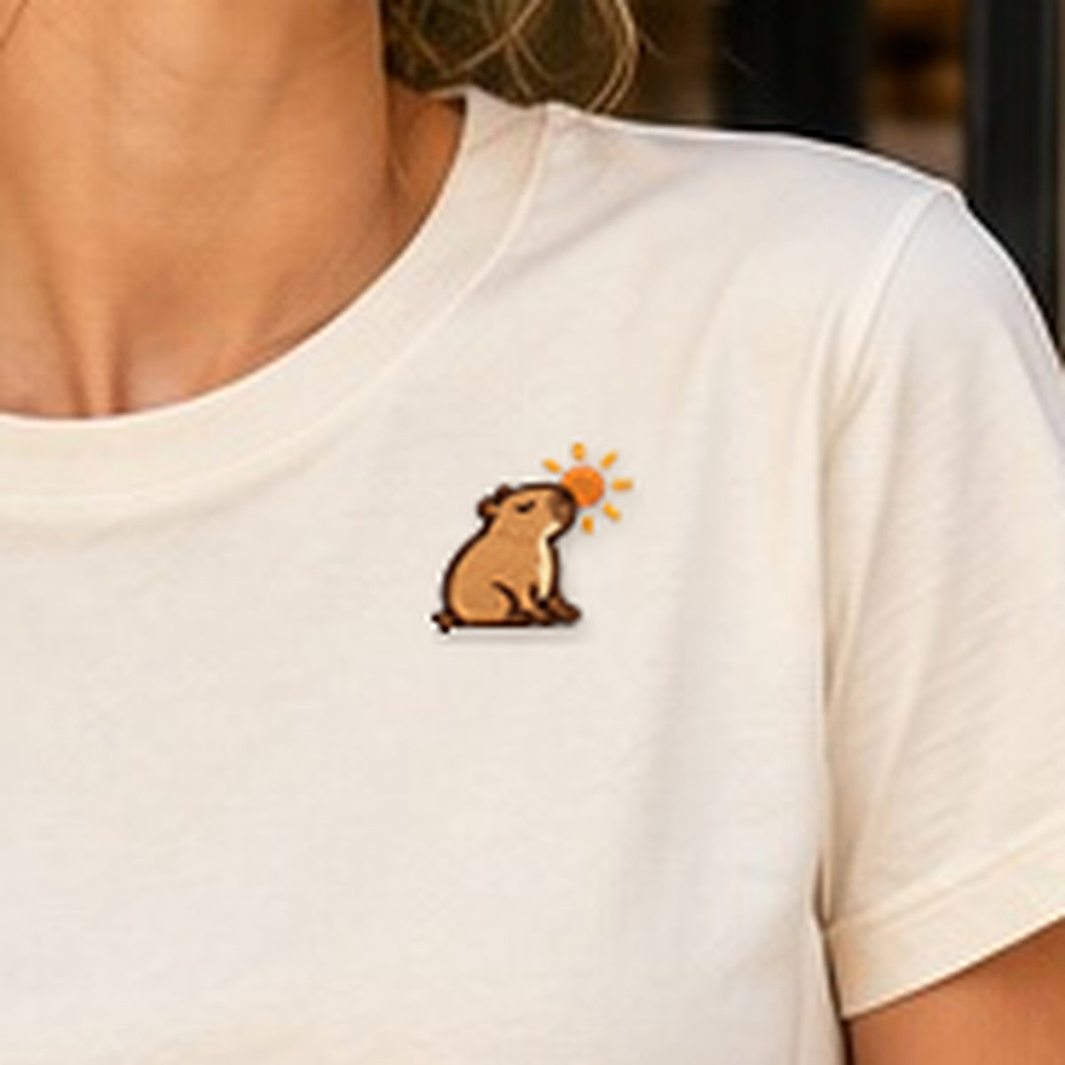 Detailansicht der Stickerei: Sunny_Mellowbara – Damen-T-Shirt mit kleiner Stickerei, nachgeschärft