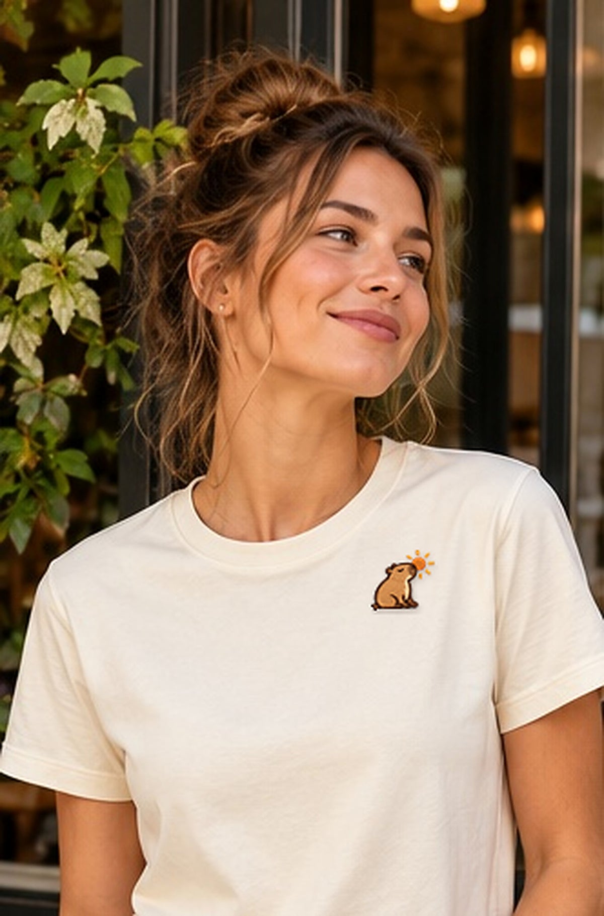 Lifestyle-Foto: Sunny_Mellowbara – Damen-T-Shirt mit kleiner Stickerei getragen, nachgeschärfte Produktaufnahme
