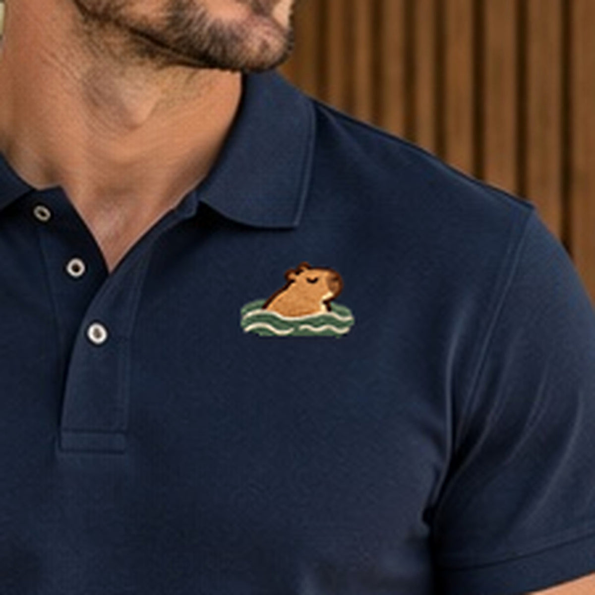 Detailansicht der Stickerei: Swimming_Mellowbara – Poloshirt mit kleiner Stickerei, nachgeschärft