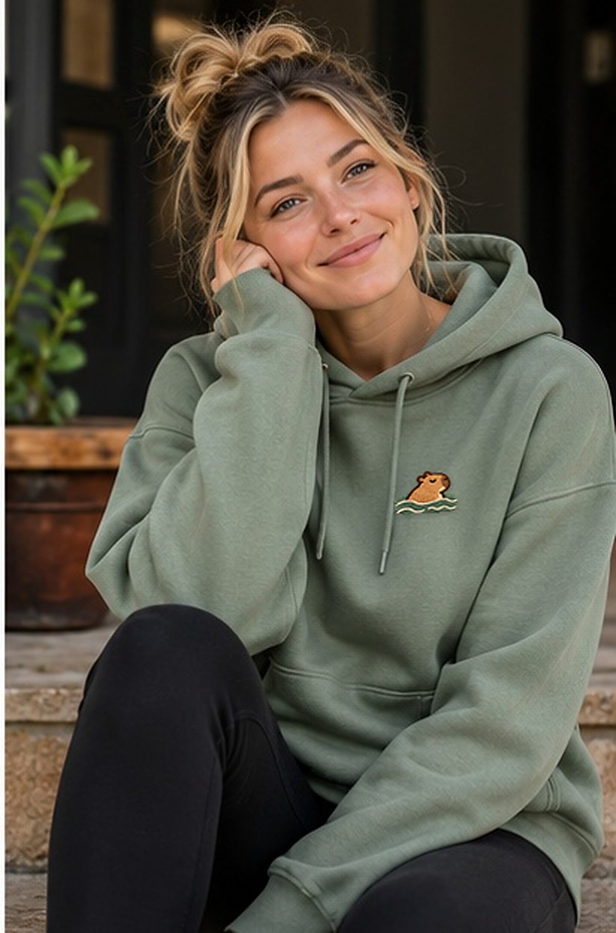 Lifestyle-Foto: Swimming_Mellowbara – Kapuzenpullover mit kleiner Stickerei getragen, nachgeschärfte Produktaufnahme