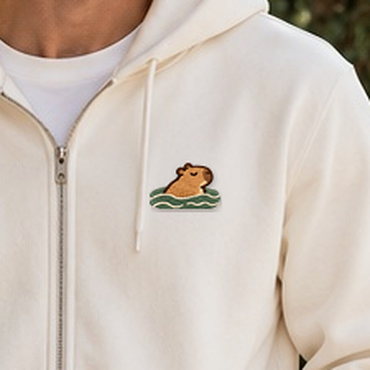 Detailansicht der Stickerei: Swimming_Mellowbara – Sweatjacke mit kleiner Stickerei, nachgeschärft
