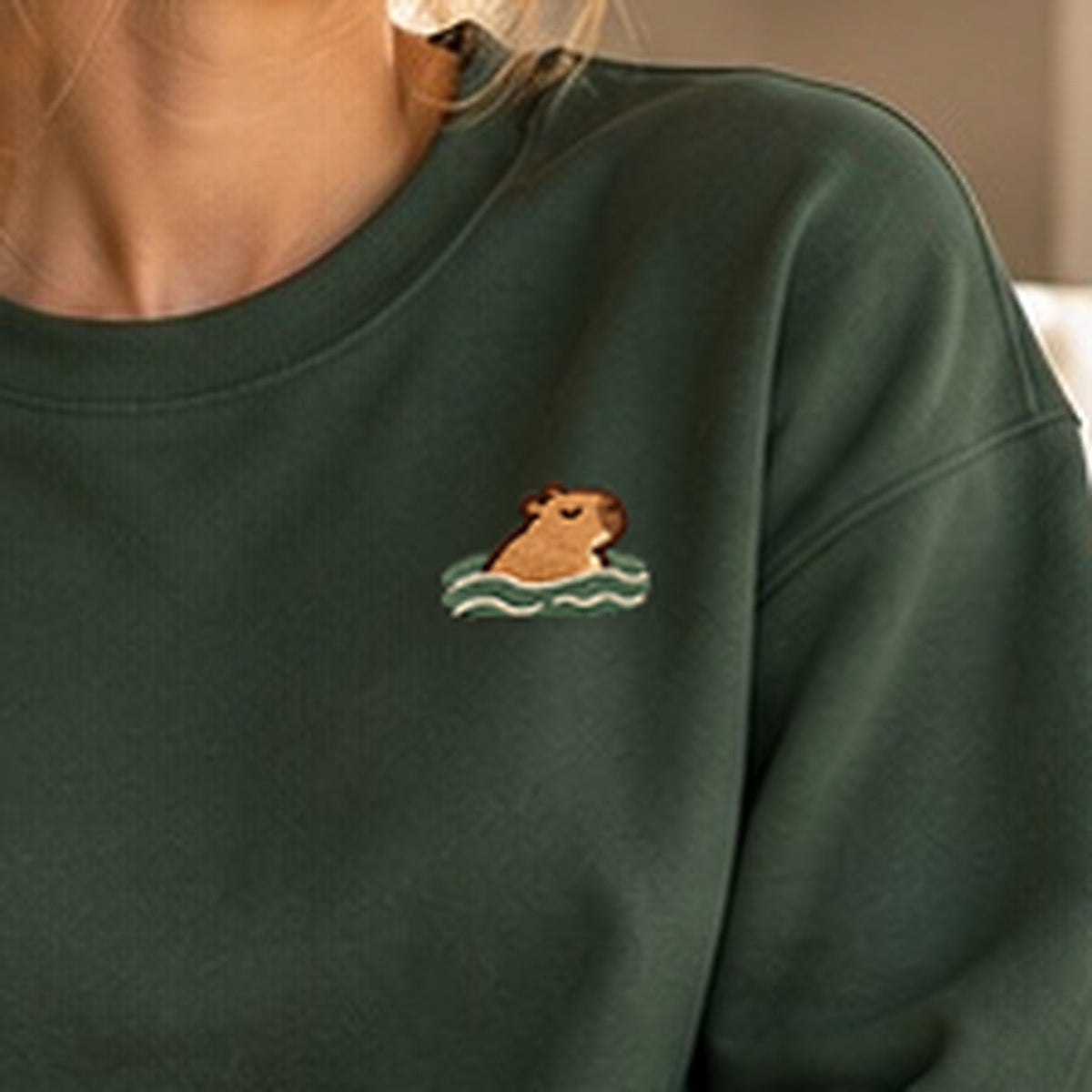 Detailansicht der Stickerei: Swimming_Mellowbara – Sweatshirt mit kleiner Stickerei, nachgeschärft
