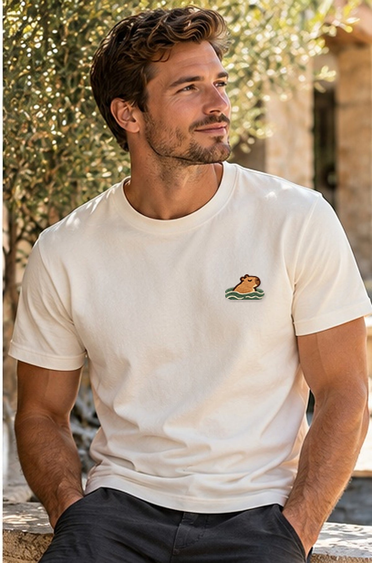 Lifestyle-Foto: Swimming_Mellowbara – Herren-T-Shirt mit kleiner Stickerei getragen, nachgeschärfte Produktaufnahme