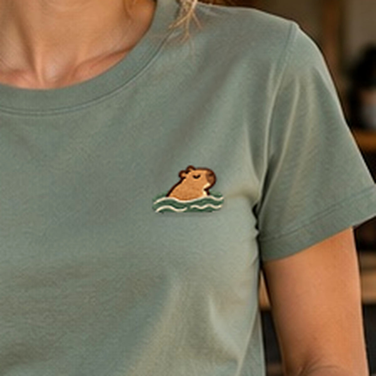 Detailansicht der Stickerei: Swimming_Mellowbara – Damen-T-Shirt mit kleiner Stickerei, nachgeschärft