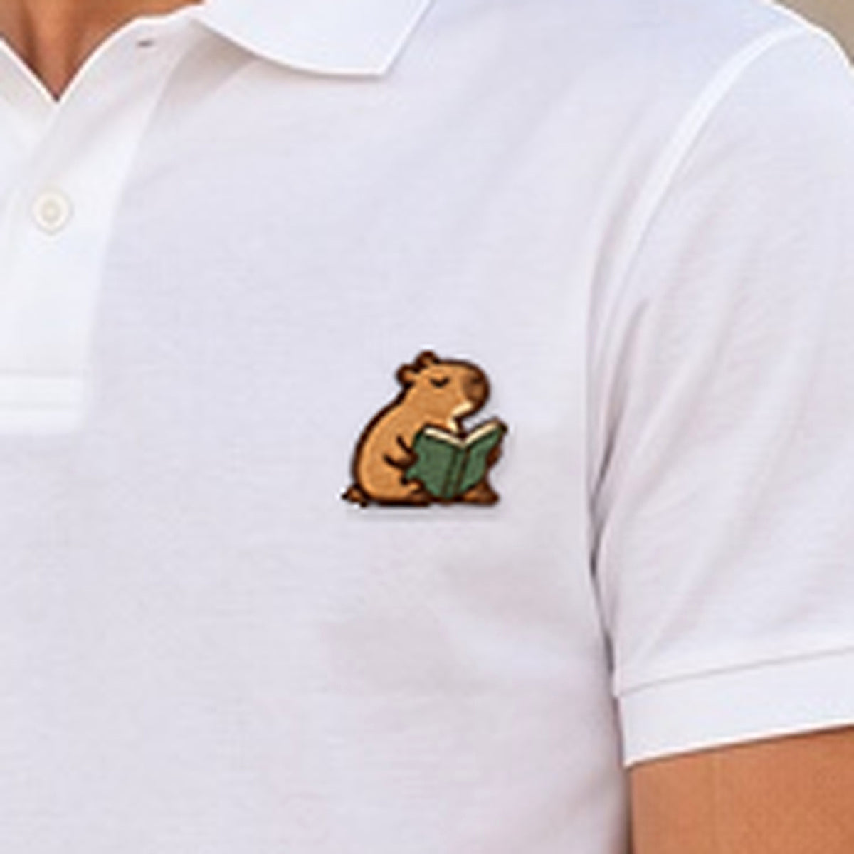 Detailansicht der Stickerei: Lesendes_Mellowbara – Poloshirt mit kleiner Stickerei, nachgeschärft