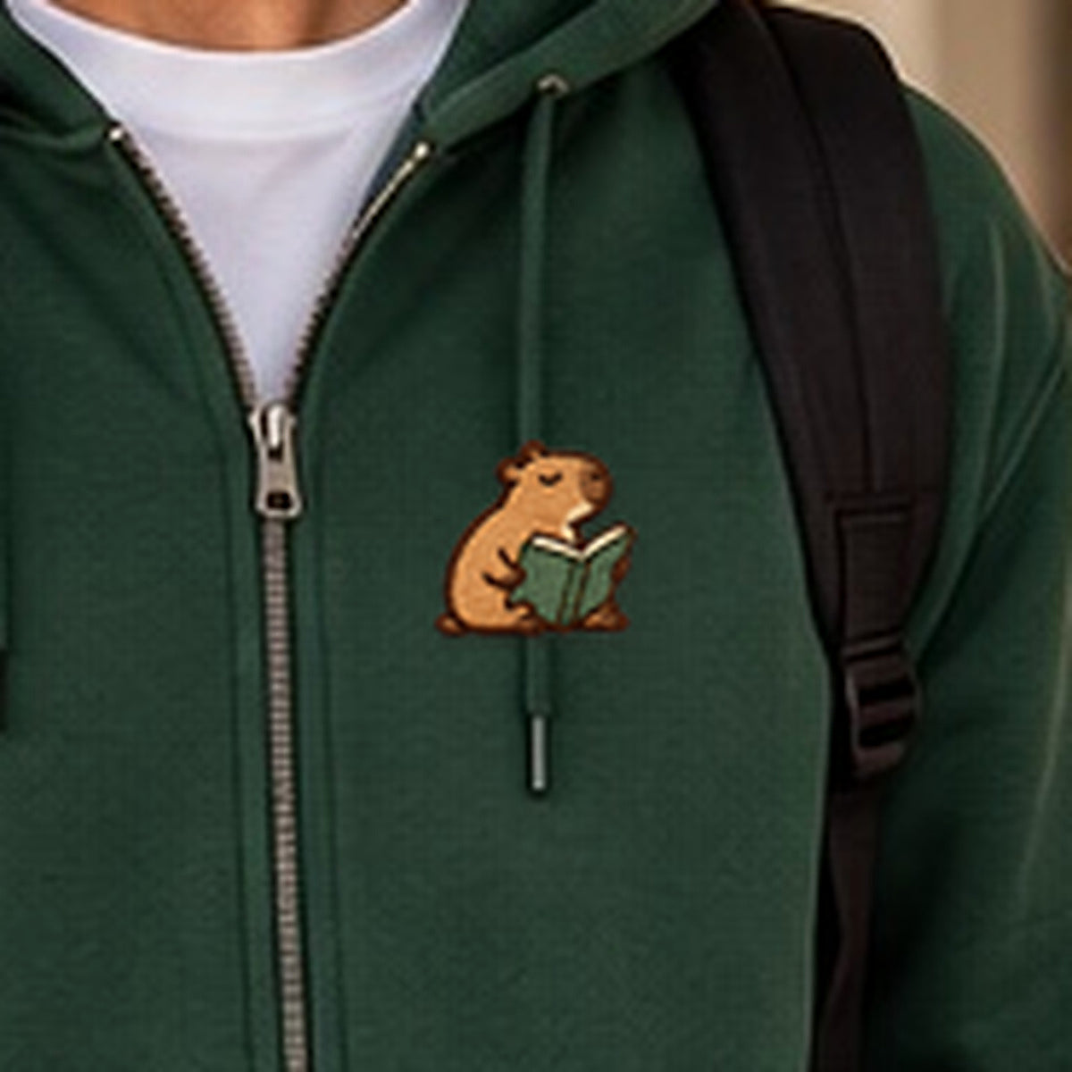 Detailansicht der Stickerei: Lesendes_Mellowbara – Sweatjacke mit kleiner Stickerei, nachgeschärft