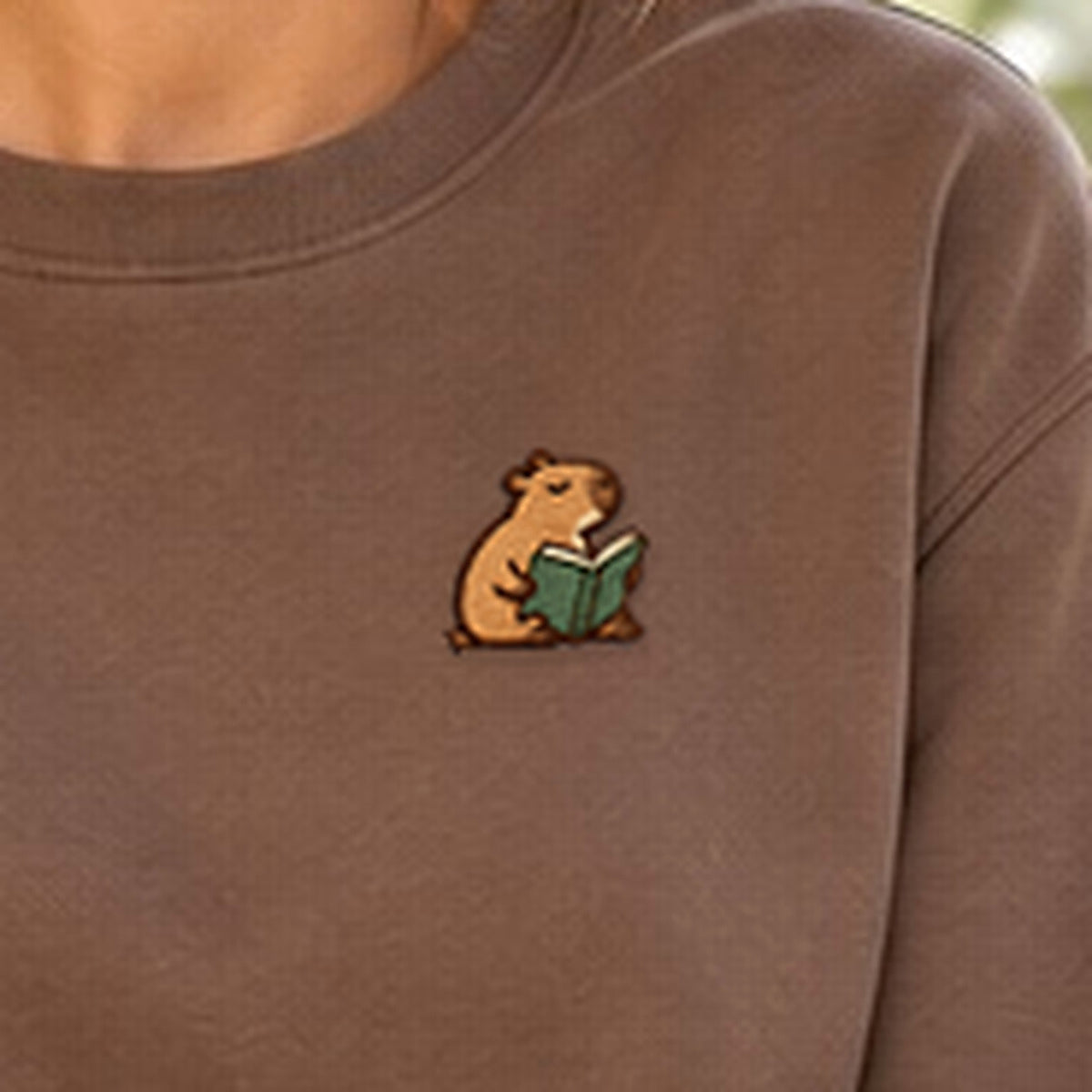Detailansicht der Stickerei: Lesendes_Mellowbara – Sweatshirt mit kleiner Stickerei, nachgeschärft