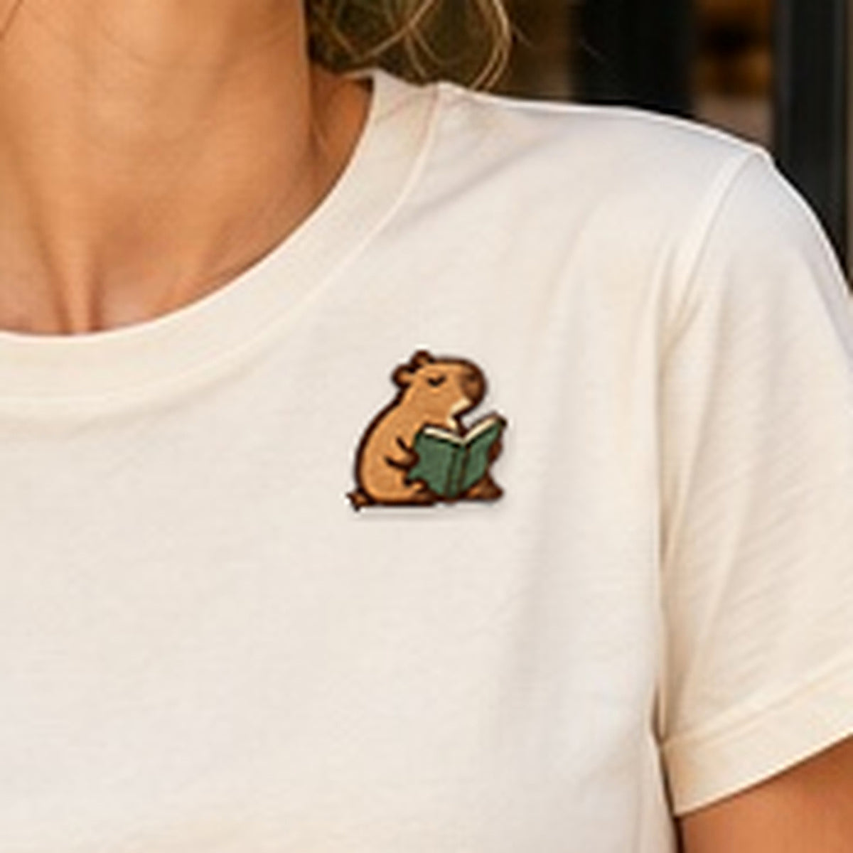 Detailansicht der Stickerei: Lesendes_Mellowbara – Damen-T-Shirt mit kleiner Stickerei, nachgeschärft