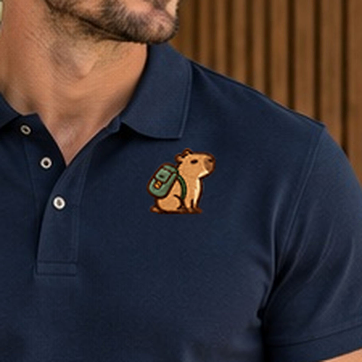Detailansicht der Stickerei: Fleißiges_Mellowbara – Poloshirt mit kleiner Stickerei, nachgeschärft