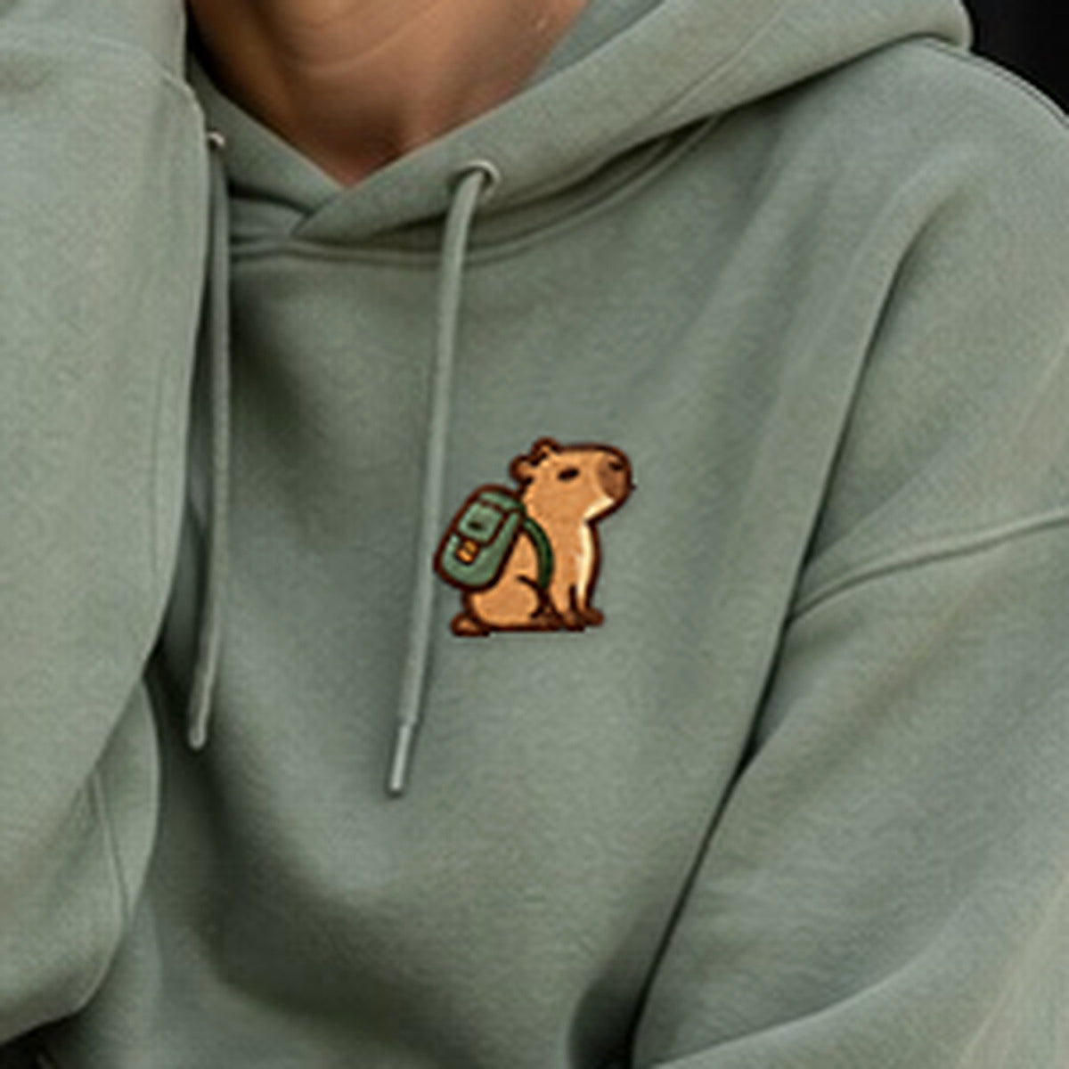 Detailansicht der Stickerei: Fleißiges_Mellowbara – Kapuzenpullover mit kleiner Stickerei, nachgeschärft