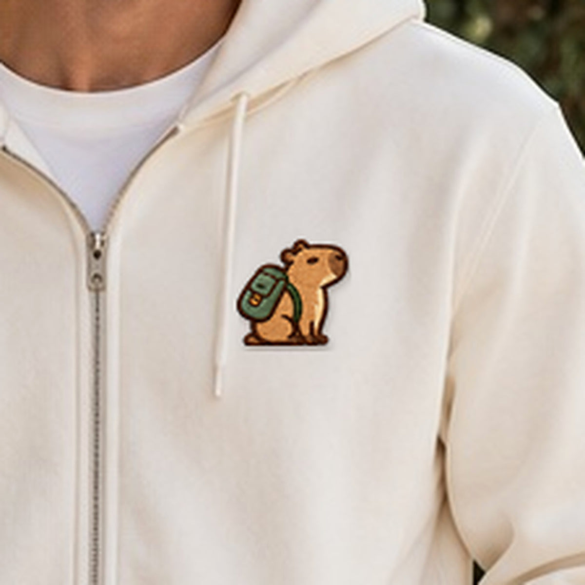Detailansicht der Stickerei: Fleißiges_Mellowbara – Sweatjacke mit kleiner Stickerei, nachgeschärft