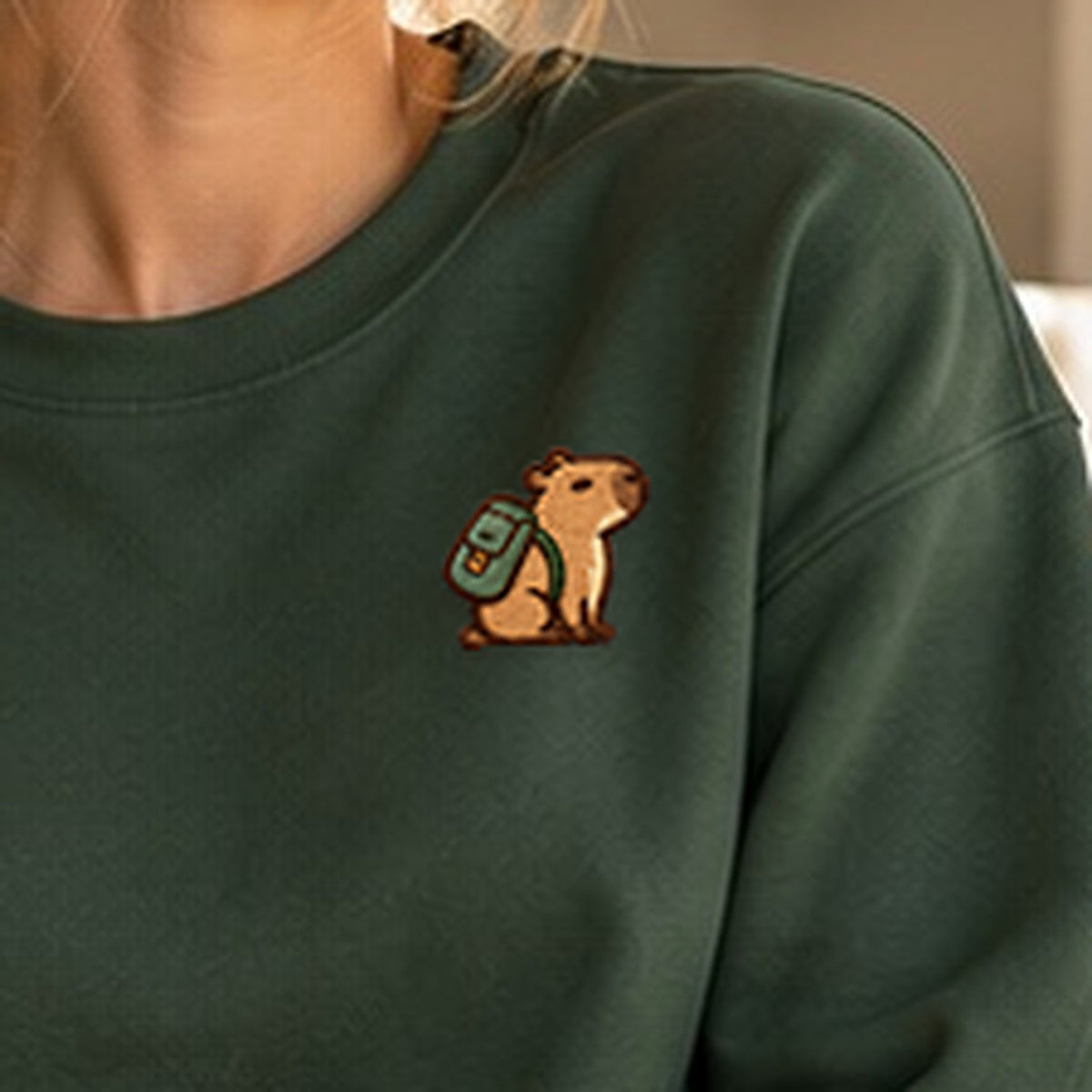 Detailansicht der Stickerei: Fleißiges_Mellowbara – Sweatshirt mit kleiner Stickerei, nachgeschärft