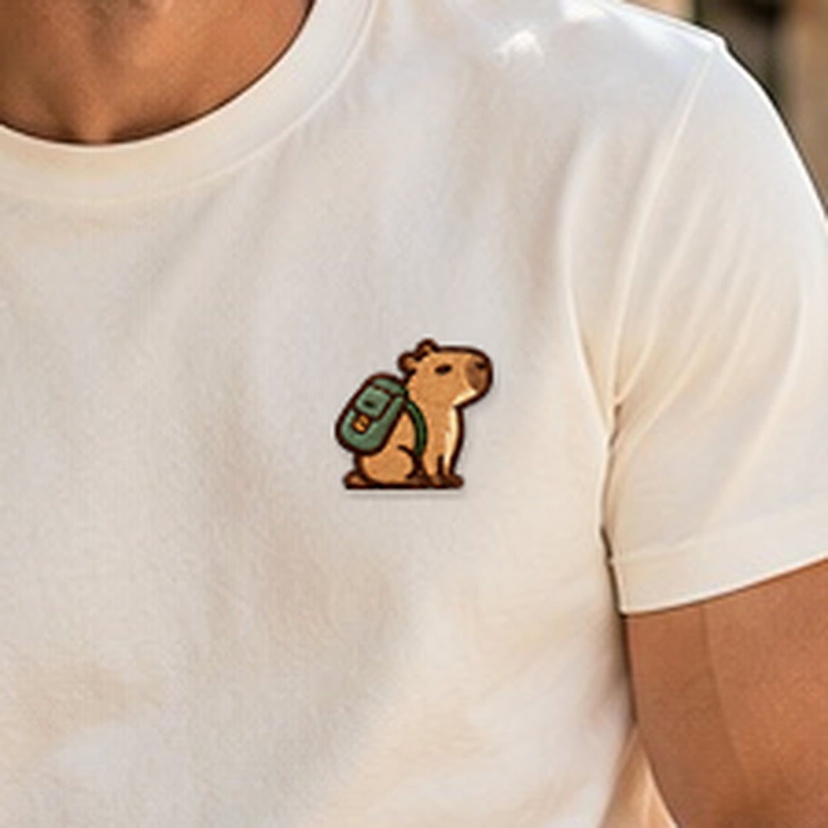 Detailansicht der Stickerei: Fleißiges_Mellowbara – Herren-T-Shirt mit kleiner Stickerei, nachgeschärft
