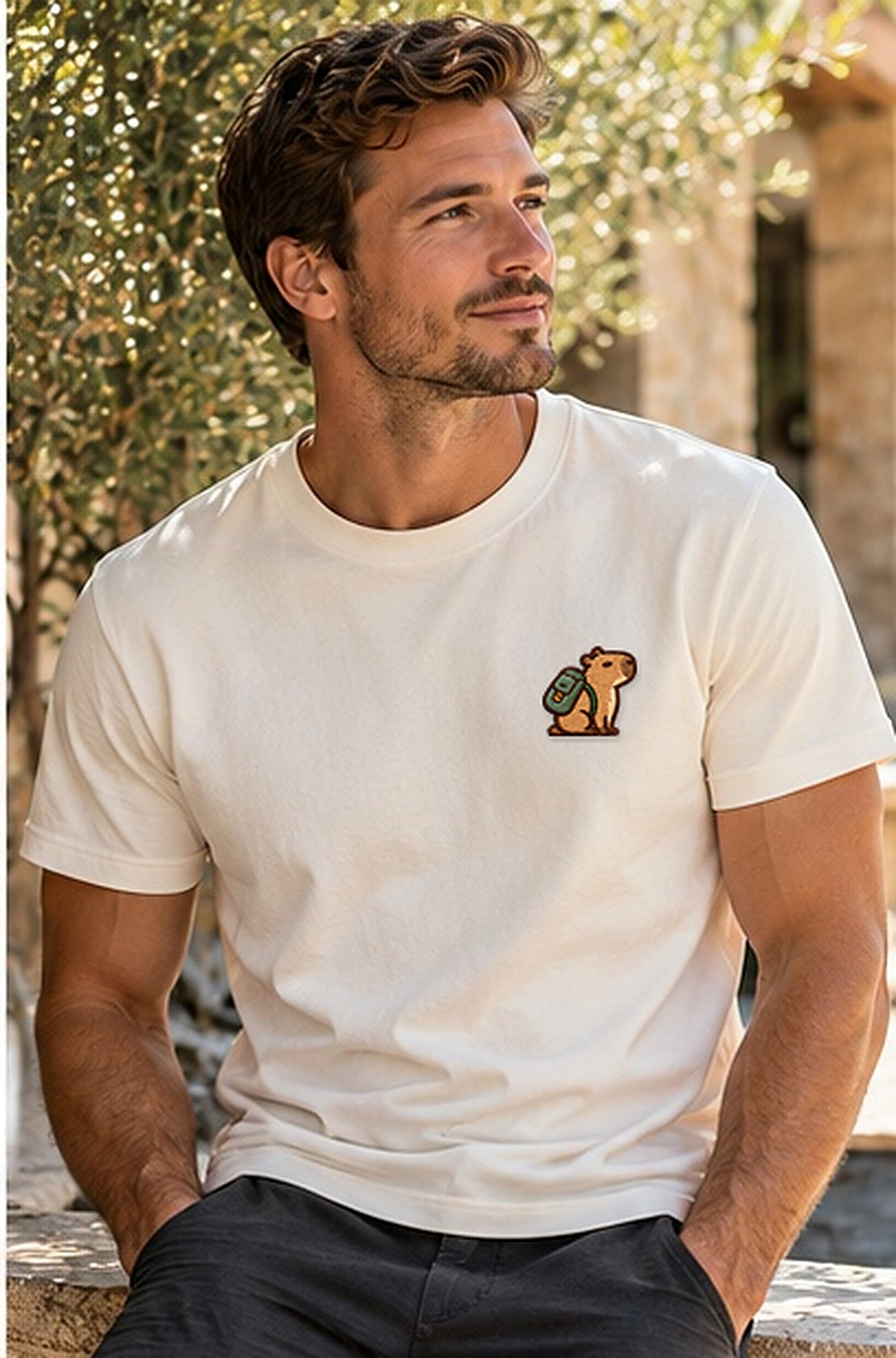 Lifestyle-Foto: Fleißiges_Mellowbara – Herren-T-Shirt mit kleiner Stickerei getragen, nachgeschärfte Produktaufnahme