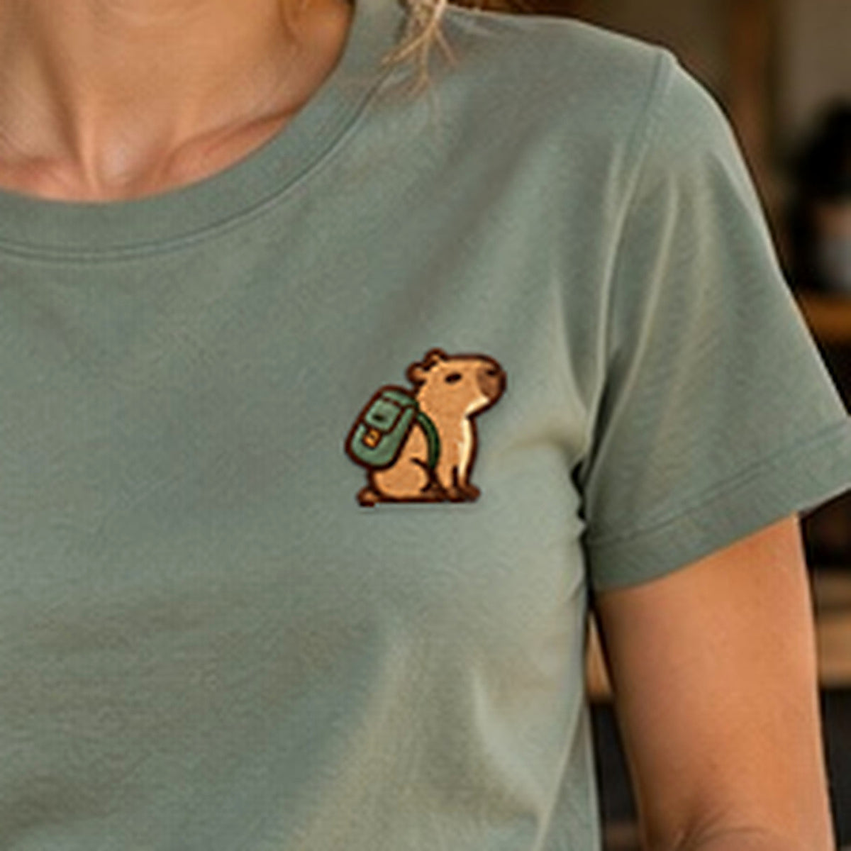 Detailansicht der Stickerei: Fleißiges_Mellowbara – Damen-T-Shirt mit kleiner Stickerei, nachgeschärft