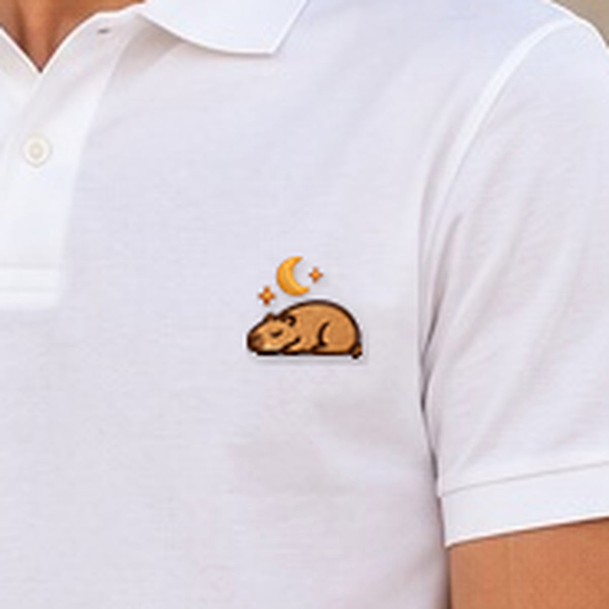 Detailansicht der Stickerei: Astro_Mellowbara – Poloshirt mit kleiner Stickerei, nachgeschärft