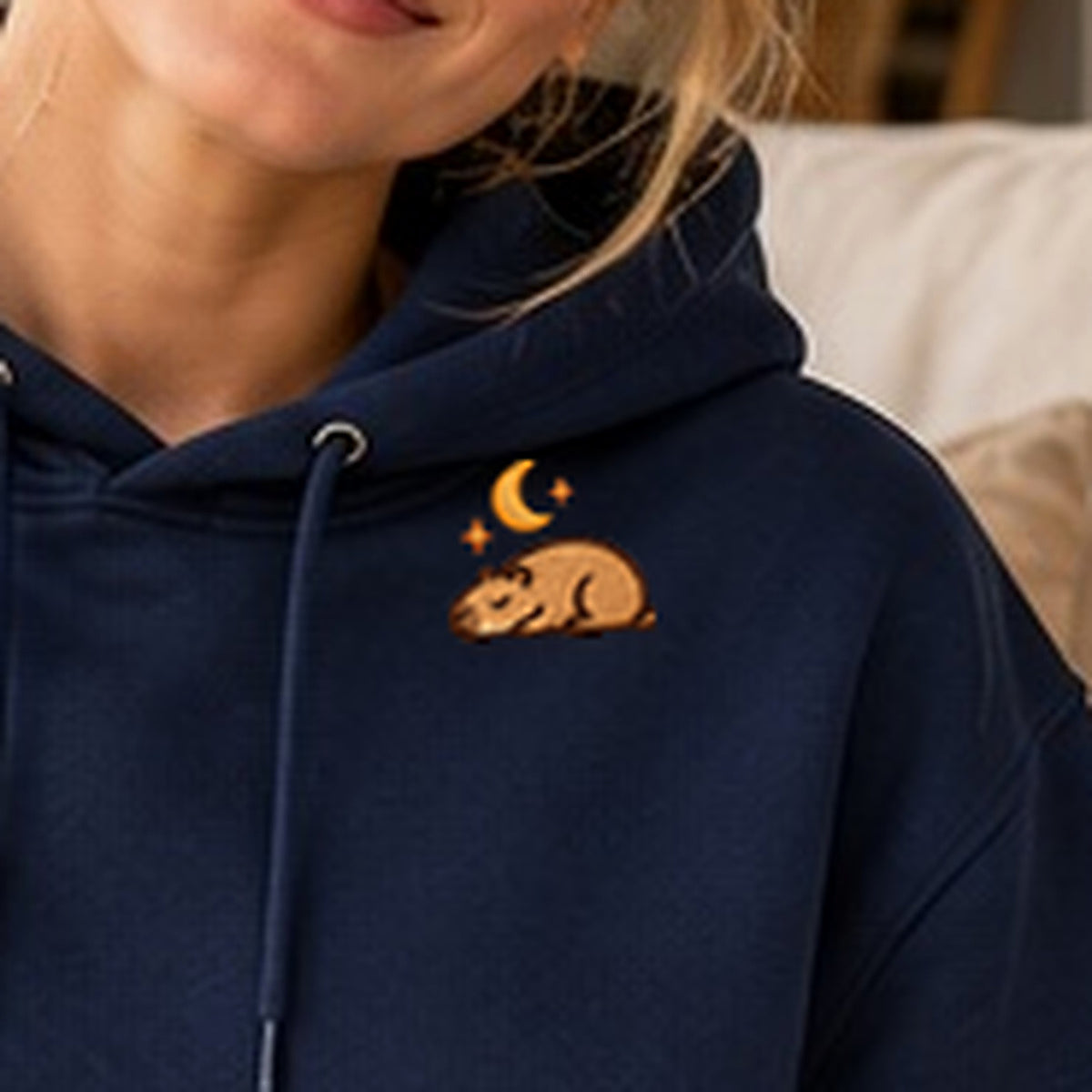 Detailansicht der Stickerei: Astro_Mellowbara – Kapuzenpullover mit kleiner Stickerei, nachgeschärft