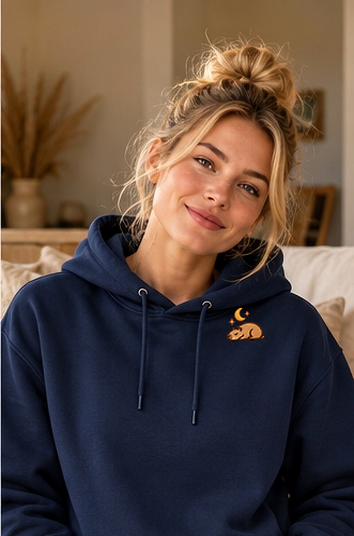 Lifestyle-Foto: Astro_Mellowbara – Kapuzenpullover mit kleiner Stickerei getragen, nachgeschärfte Produktaufnahme