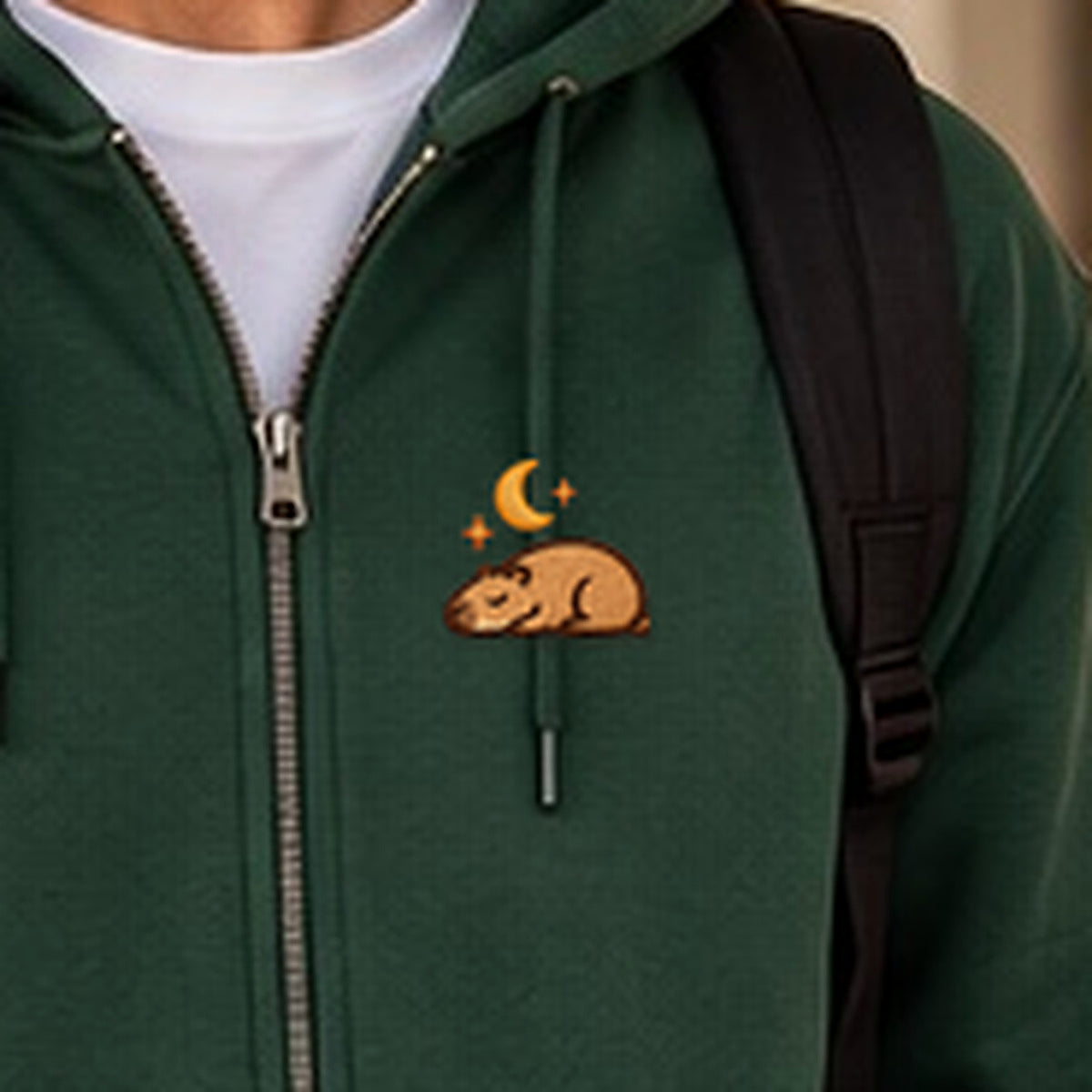 Detailansicht der Stickerei: Astro_Mellowbara – Sweatjacke mit kleiner Stickerei, nachgeschärft